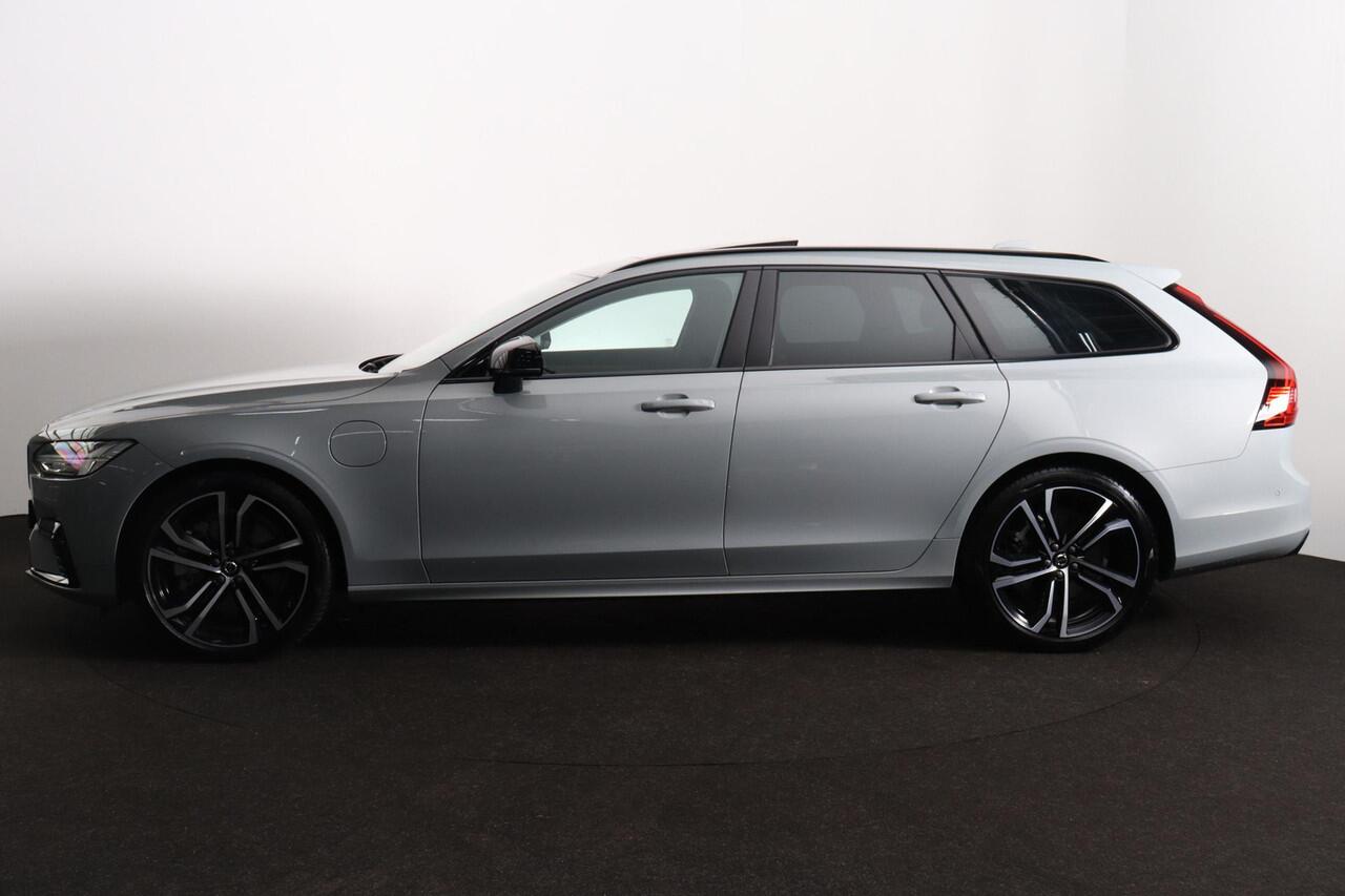 Volvo V90 T6 Recharge AWD Ultra Dark - Luchtvering - Panorama/schuifdak - IntelliSafe Assist & Surround - 360º Camera - Harman/Kardon audio - Adaptieve LED koplampen - Verwarmde voorstoelen, stuur & achterbank - Parkeersensoren voor & achter - Elektr. bedienb. voor