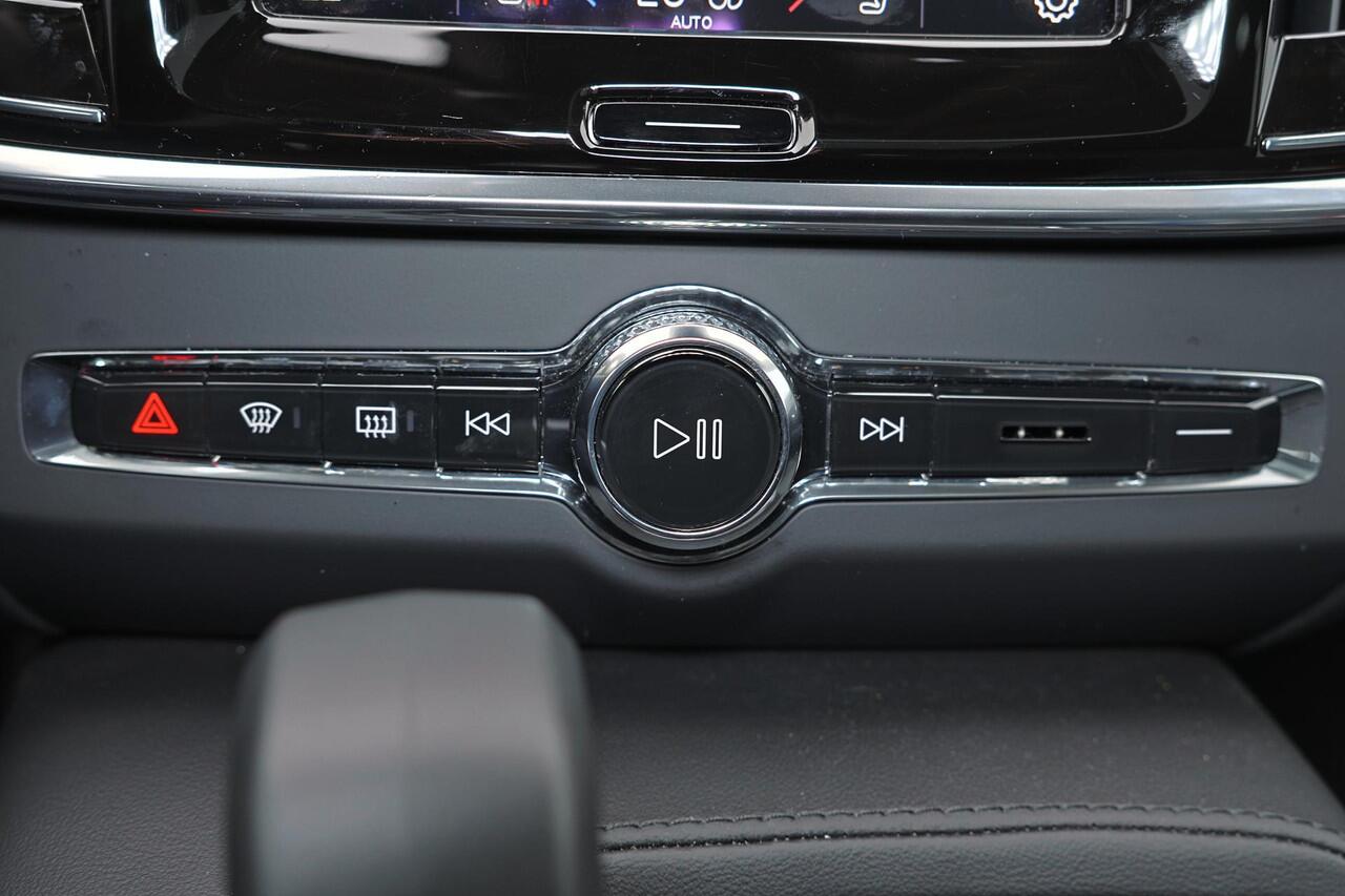 Volvo V90 T6 Recharge AWD Ultra Dark - Luchtvering - Panorama/schuifdak - IntelliSafe Assist & Surround - 360º Camera - Harman/Kardon audio - Adaptieve LED koplampen - Verwarmde voorstoelen, stuur & achterbank - Parkeersensoren voor & achter - Elektr. bedienb. voor