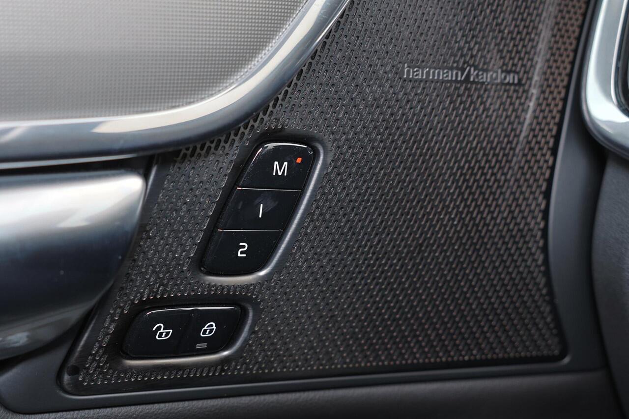 Volvo V90 T6 Recharge AWD Ultra Dark - Luchtvering - Panorama/schuifdak - IntelliSafe Assist & Surround - 360º Camera - Harman/Kardon audio - Adaptieve LED koplampen - Verwarmde voorstoelen, stuur & achterbank - Parkeersensoren voor & achter - Elektr. bedienb. voor