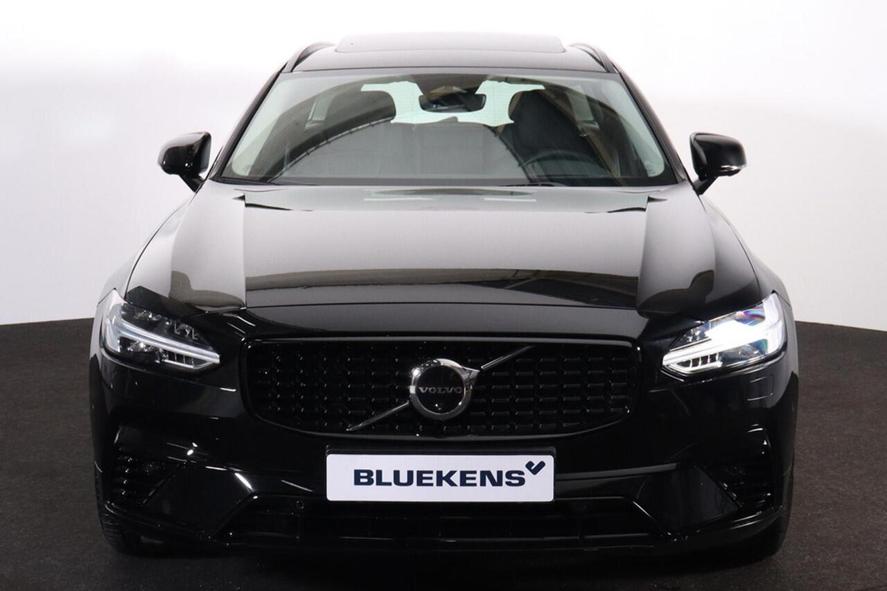 Volvo V90 T6 Recharge AWD Ultra Dark - Luchtvering - Panorama/schuifdak - IntelliSafe Assist & Surround - 360º Camera - Harman/Kardon audio - Adaptieve LED koplampen - Verwarmde voorstoelen, stuur & achterbank - Parkeersensoren voor & achter - Elektr. bedienb. voor