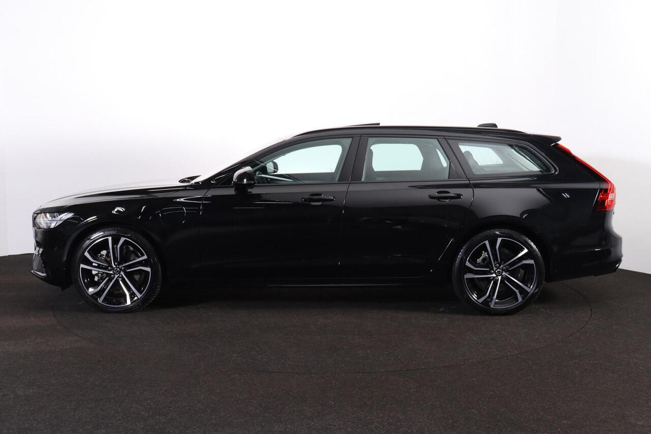 Volvo V90 T6 Recharge AWD Ultra Dark - Luchtvering - Panorama/schuifdak - IntelliSafe Assist & Surround - 360º Camera - Harman/Kardon audio - Adaptieve LED koplampen - Verwarmde voorstoelen, stuur & achterbank - Parkeersensoren voor & achter - Elektr. bedienb. voor