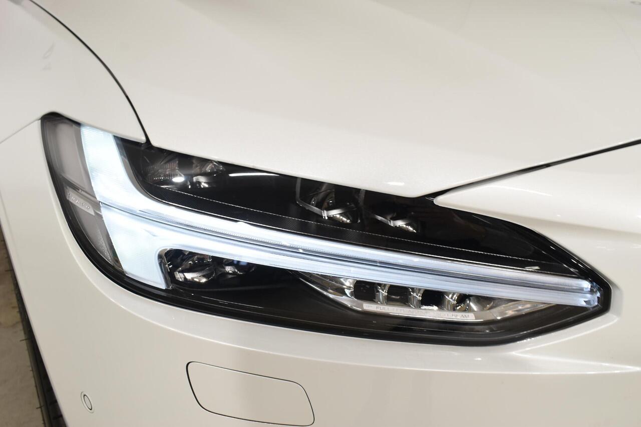 Volvo V90 T8 455PK Automaat Plug-in Hybrid AWD Ultra Dark / Navigatie / 360 Camera / Harman Kardon / Stuur & Stoelverwarming / Gelaagde Zijruiten / LM Velgen / Trekhaak