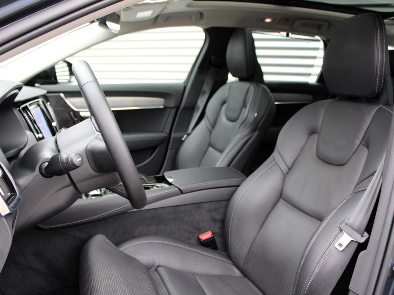 Volvo V90 T6 Plug-in hybrid AWD Ultimate Dark Automaat / Panoramadak / 360 graden camera / Volvo Alarm / Massagefunctie voorstoelen / 20" velgen