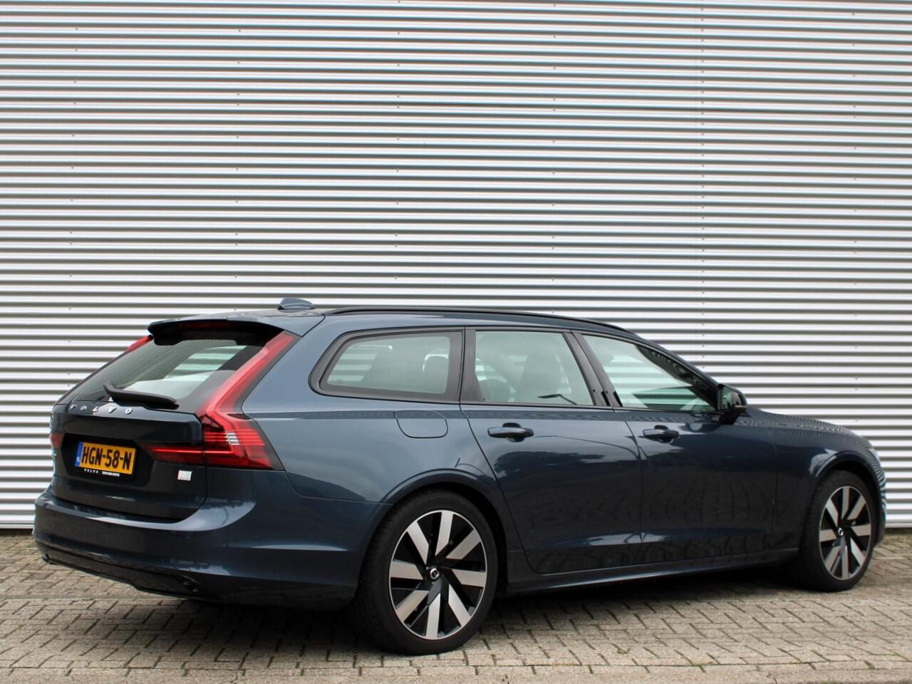 Volvo V90 T6 Plug-in hybrid AWD Ultimate Dark Automaat / Panoramadak / 360 graden camera / Volvo Alarm / Massagefunctie voorstoelen / 20" velgen