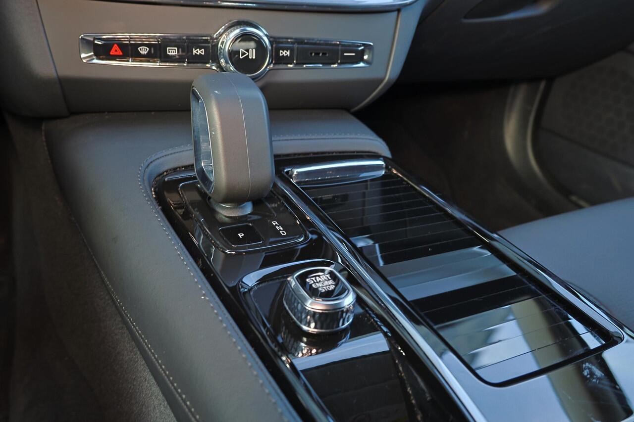 Volvo V90 T6 Recharge AWD Plus Bright - IntelliSafe Assist & Surround - 360º Camera - Harman/Kardon audio - Adaptieve LED koplampen - Verwarmde voorstoelen, stuur & achterbank - Parkeersensoren voor & achter - Elektr. bedienb. voorstoelen met geheugen - Extra getin