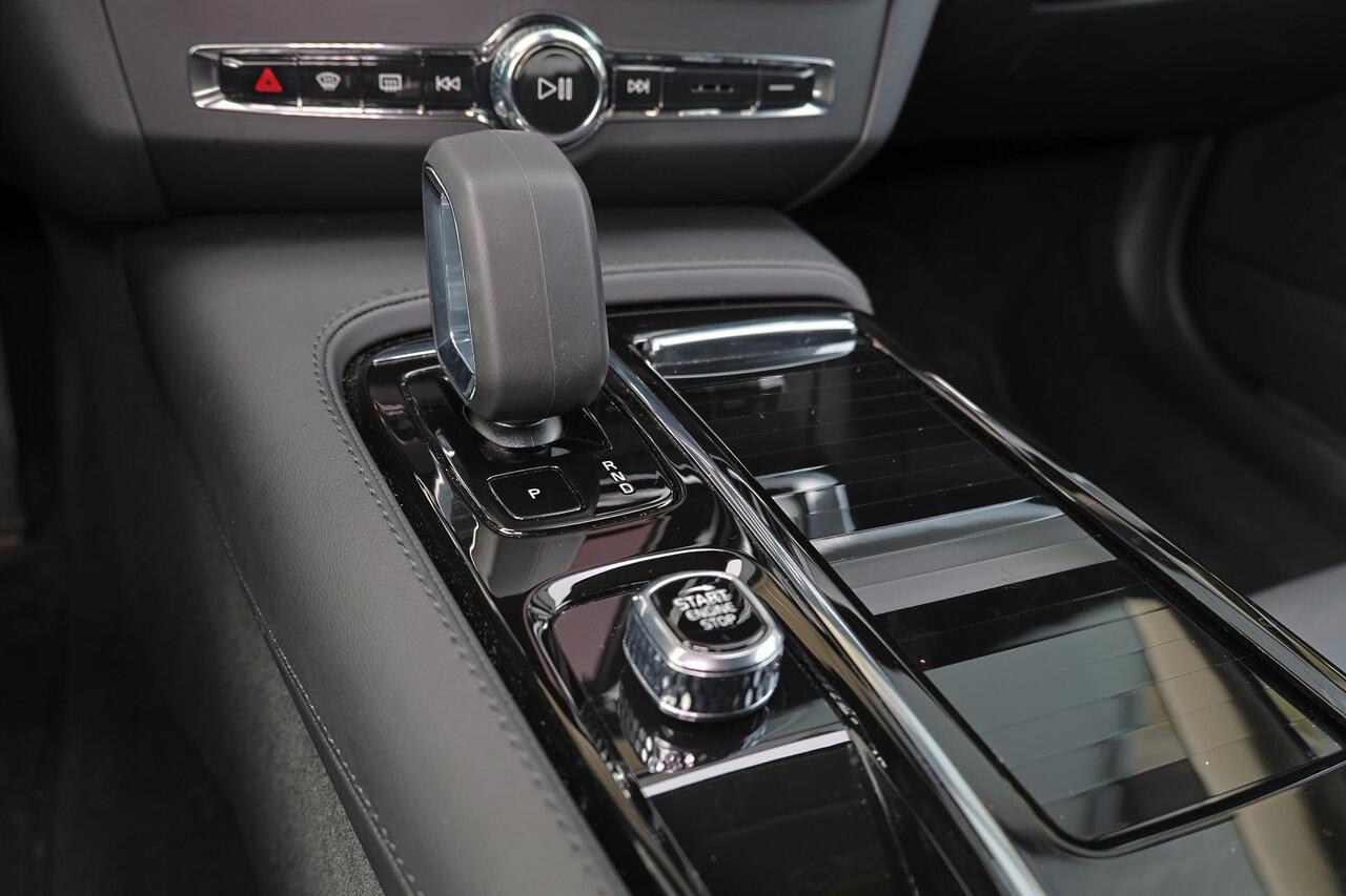 Volvo V90 T6 Recharge AWD Plus Dark - IntelliSafe Assist & Surround - 360º Camera - Harman/Kardon audio - Adaptieve LED koplampen - Verwarmde voorstoelen, stuur & achterbank - Parkeersensoren voor & achter - Elektr. bedienb. voorstoelen met geheugen - Extra getint 