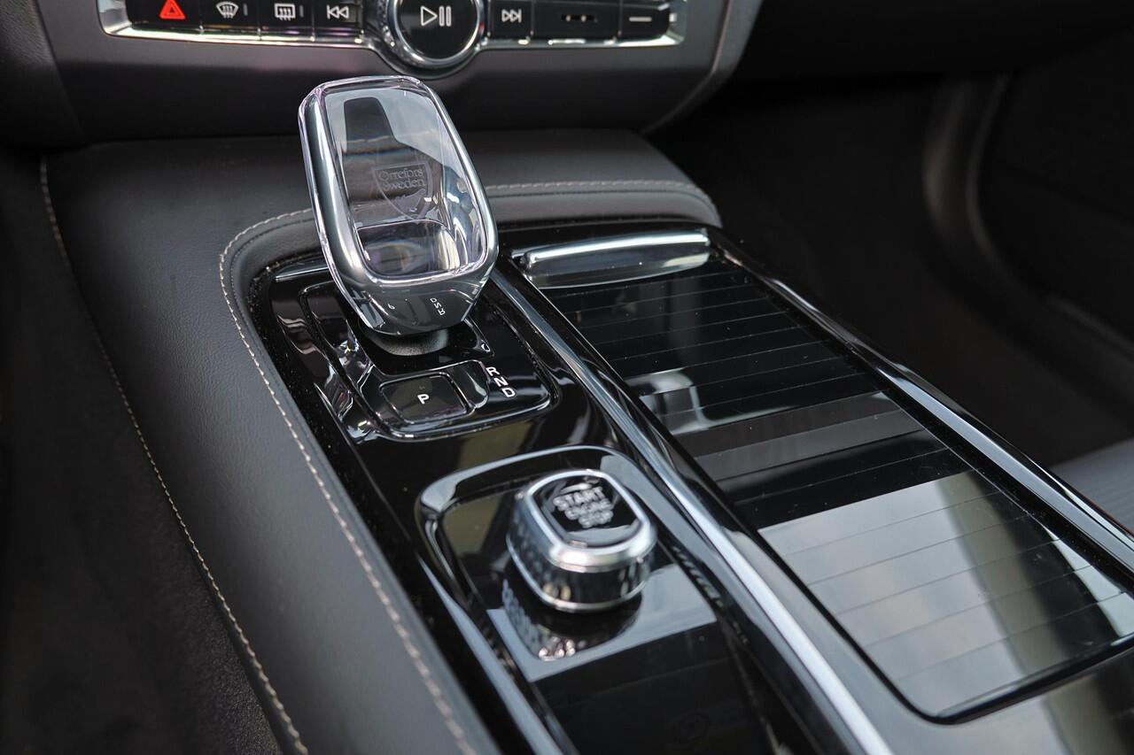 Volvo V90 T8 Recharge AWD Ultra Bright - Panorama/schuifdak - IntelliSafe Assist & Surround - 360º Camera - Harman/Kardon audio - Adaptieve LED koplampen - Verwarmde voorstoelen, stuur & achterbank - Parkeersensoren voor & achter - Elektr. bedienb. voorstoelen met 