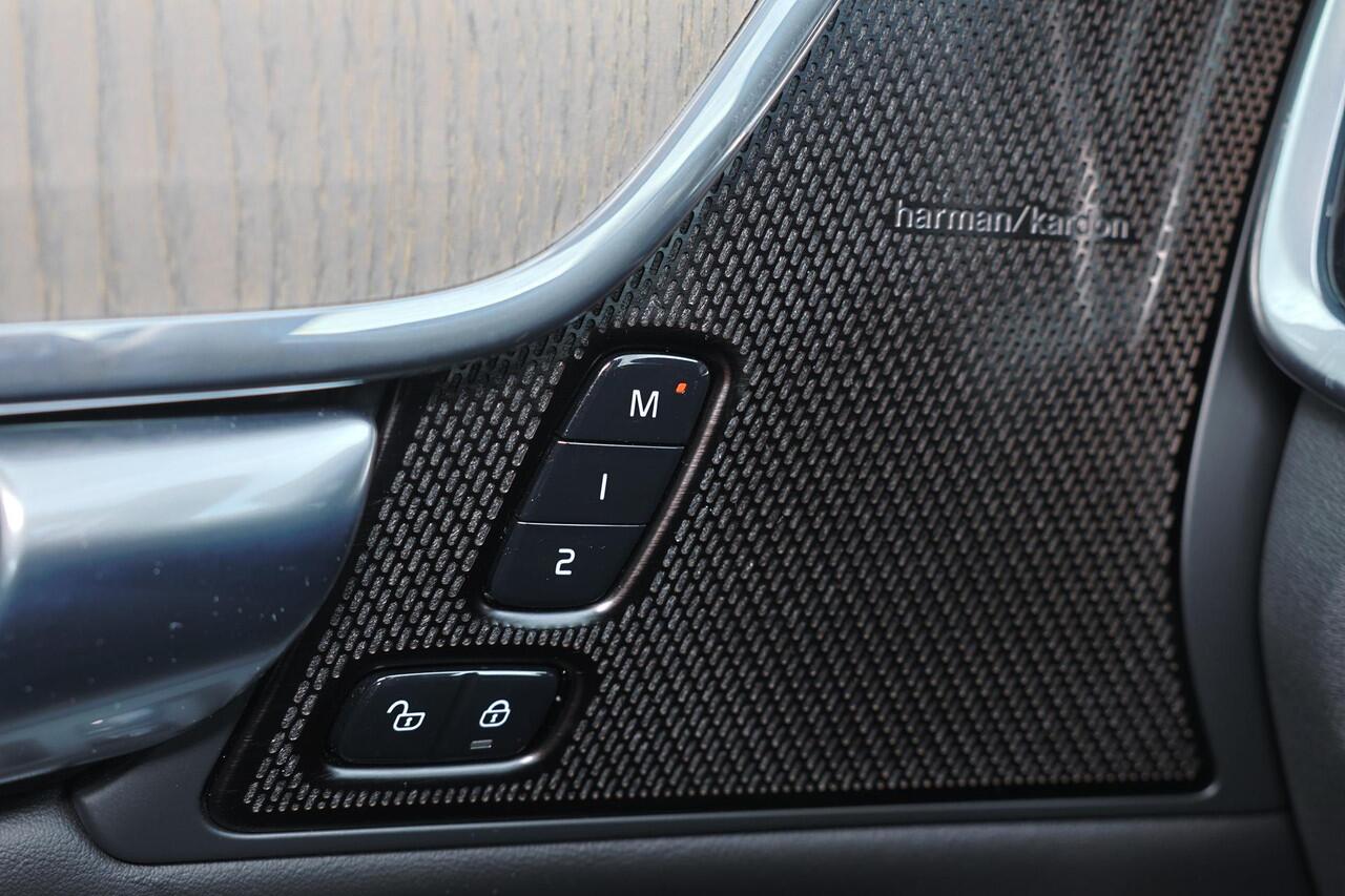 Volvo V90 T8 Recharge AWD Ultra Bright - Panorama/schuifdak - IntelliSafe Assist & Surround - 360º Camera - Harman/Kardon audio - Adaptieve LED koplampen - Verwarmde voorstoelen, stuur & achterbank - Parkeersensoren voor & achter - Elektr. bedienb. voorstoelen met 