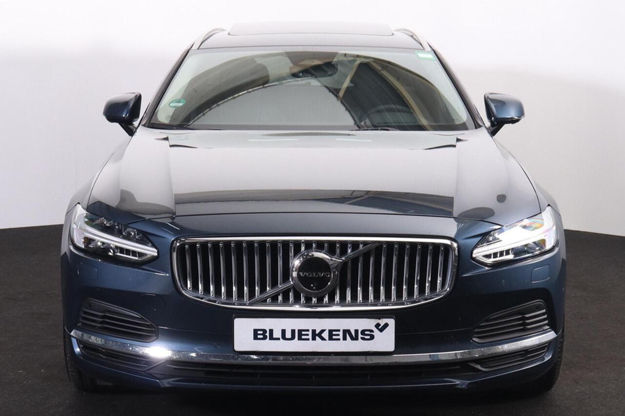 Volvo V90 T8 Recharge AWD Ultra Bright - Panorama/schuifdak - IntelliSafe Assist & Surround - 360º Camera - Harman/Kardon audio - Adaptieve LED koplampen - Verwarmde voorstoelen, stuur & achterbank - Parkeersensoren voor & achter - Elektr. bedienb. voorstoelen met 