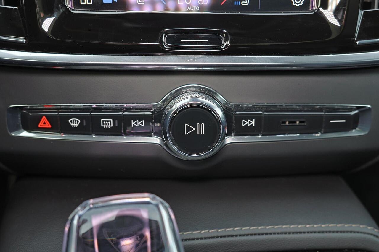 Volvo V90 T8 Recharge AWD Ultra Bright - Panorama/schuifdak - IntelliSafe Assist & Surround - 360º Camera - Harman/Kardon audio - Adaptieve LED koplampen - Verwarmde voorstoelen, stuur & achterbank - Parkeersensoren voor & achter - Elektr. bedienb. voorstoelen met 