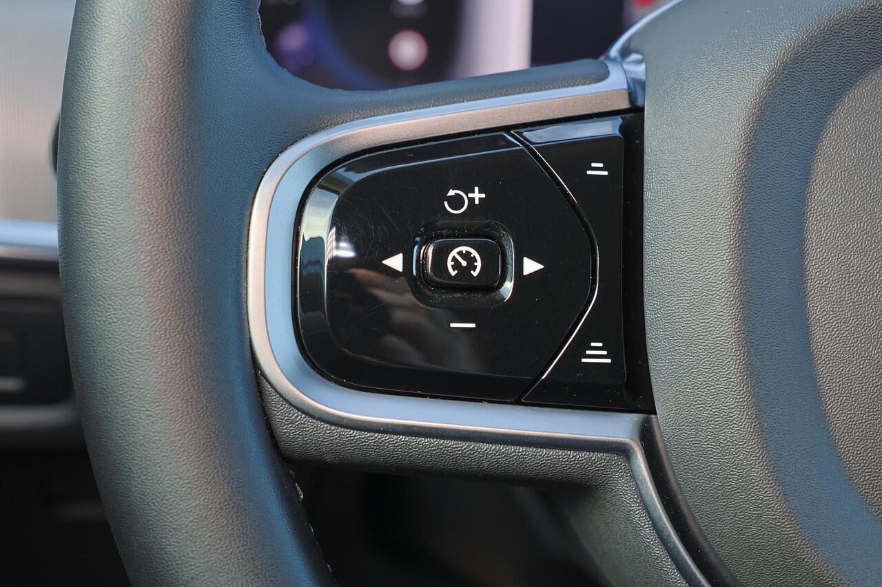 Volvo V90 T6 Recharge AWD Plus Dark - IntelliSafe Assist & Surround - 360º Camera - Harman/Kardon audio - Adaptieve LED koplampen - Verwarmde voorstoelen, stuur & achterbank - Parkeersensoren voor & achter - Elektr. bedienb. voorstoelen met geheugen - Extra getint 