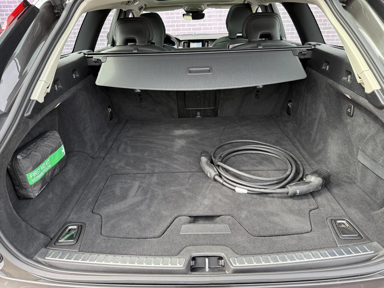 Volvo V90 2.0 T8 Plug-in hybrid AWD Ultra Dark | Gelaagd glas | Trekhaak | Luchtvering | Bowers & Wilkins | Massage | Stoel Koeling | 360° Camera | Adaptieve cruise | Stoel/stuur verwarming |