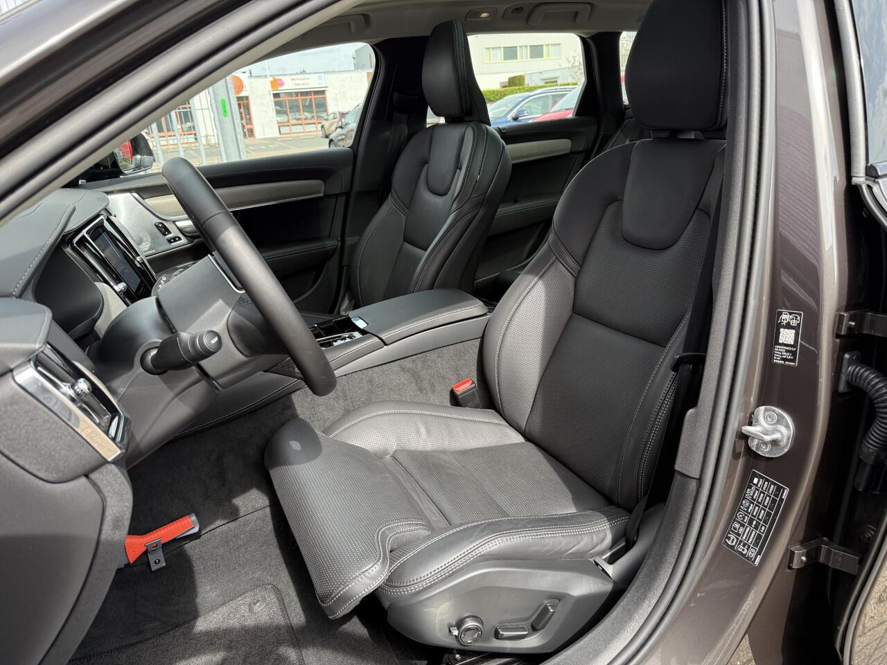 Volvo V90 2.0 T8 Plug-in hybrid AWD Ultra Dark | Gelaagd glas | Trekhaak | Luchtvering | Bowers & Wilkins | Massage | Stoel Koeling | 360° Camera | Adaptieve cruise | Stoel/stuur verwarming |