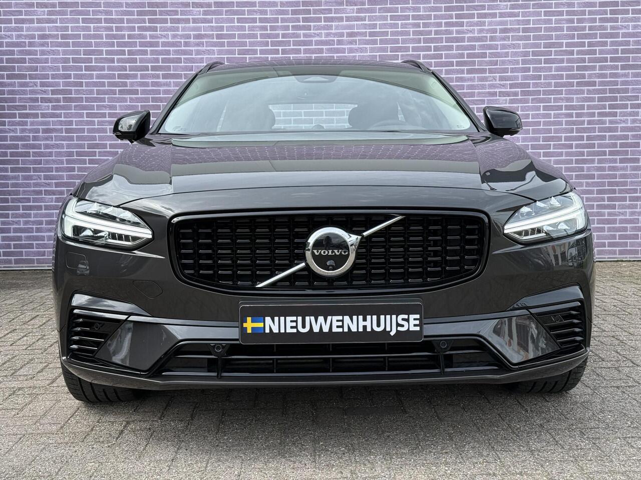 Volvo V90 2.0 T8 Plug-in hybrid AWD Ultra Dark | Gelaagd glas | Trekhaak | Luchtvering | Bowers & Wilkins | Massage | Stoel Koeling | 360° Camera | Adaptieve cruise | Stoel/stuur verwarming |