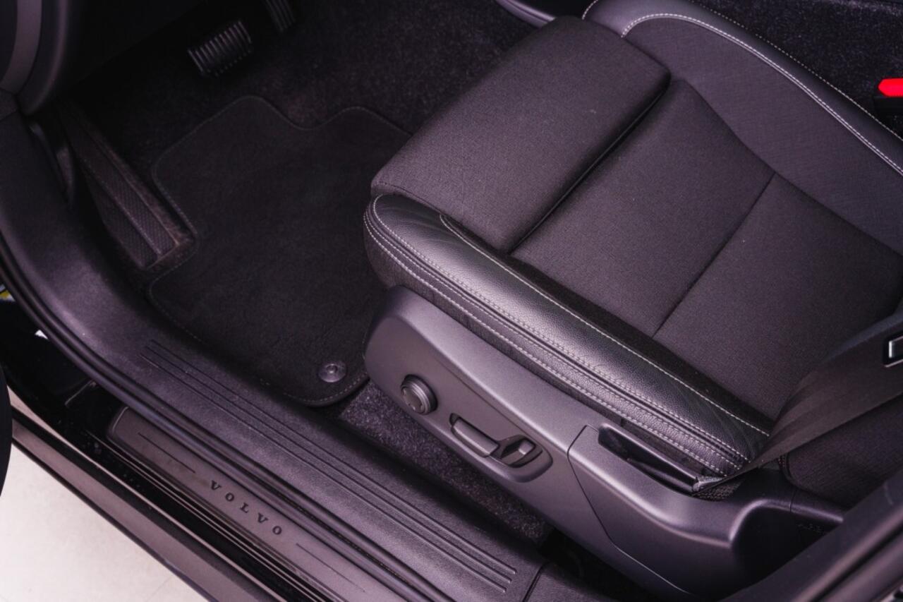 Volvo XC40 T4 Momentum, Business Pack, Intellisafe Pro Line