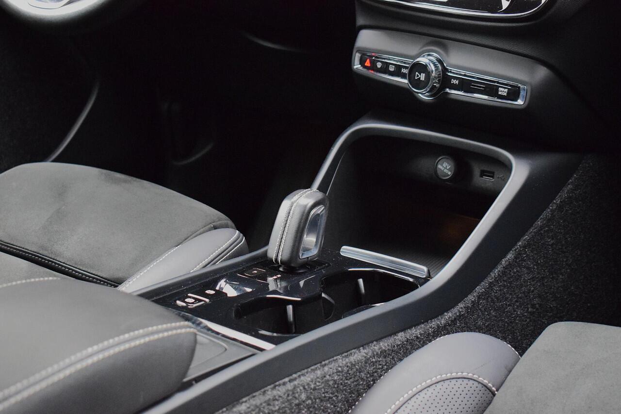 Volvo XC40 2.0 T5 AWD R-Design met Pano/Trekh/Harman/Camera