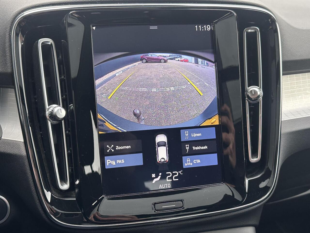 Volvo XC40 1.5 T3 Momentum Business Pack Connect/ schuifdak/ trekhaak/ park assist camera