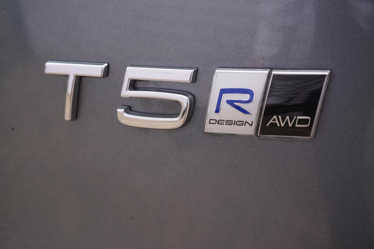 Volvo XC40 2.0 T5 AWD R-Design Intro Edition | 2100KG TREKGEWICHT | Trekhaak | Schuif/kantel panoramadak | BLIS | Keyless entry/start | Volvo on Call | Parkeercamera | Stoelverwarming | Adaptieve cruise control |