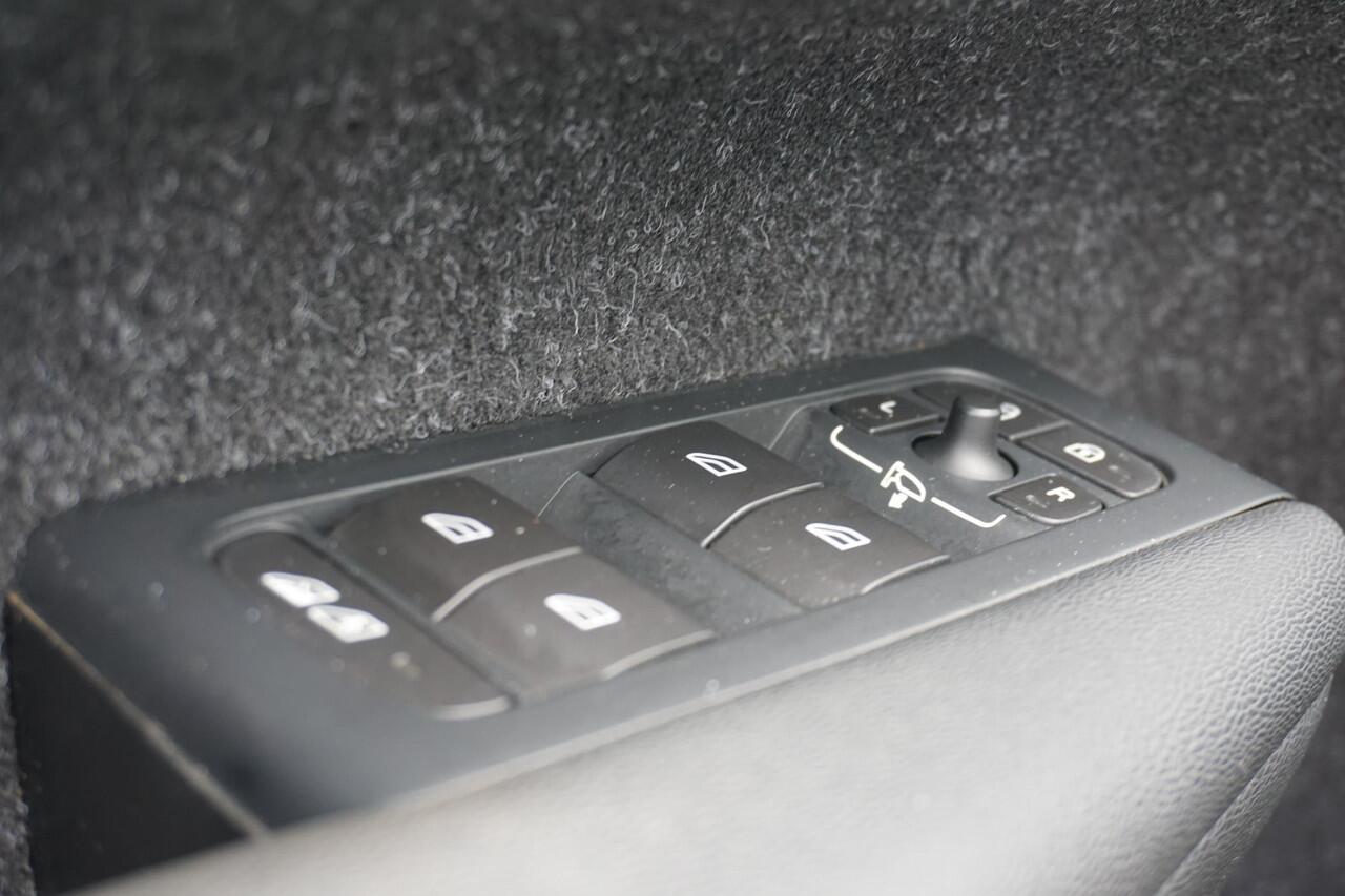 Volvo XC40 2.0 T5 AWD R-Design Intro Edition | 2100KG TREKGEWICHT | Trekhaak | Schuif/kantel panoramadak | BLIS | Keyless entry/start | Volvo on Call | Parkeercamera | Stoelverwarming | Adaptieve cruise control |