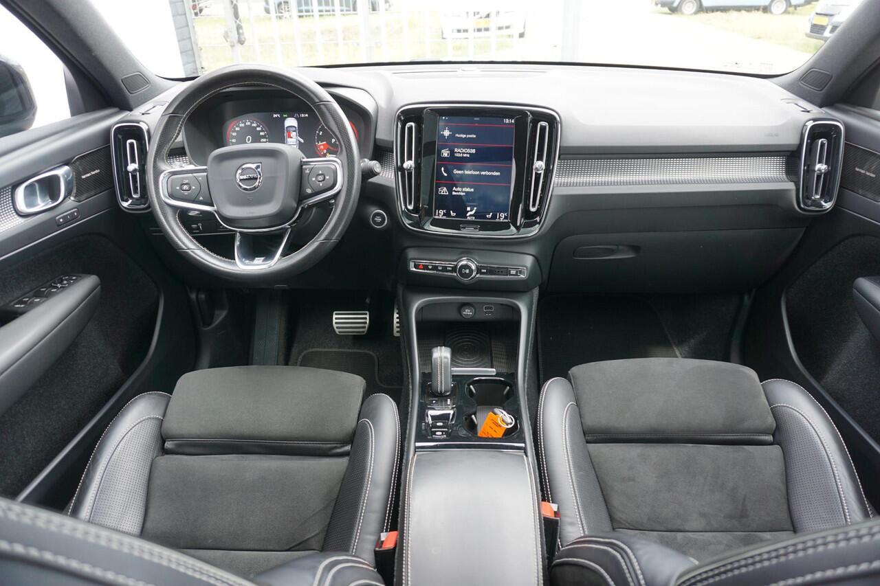 Volvo XC40 2.0 T5 AWD R-Design Intro Edition | 2100KG TREKGEWICHT | Trekhaak | Schuif/kantel panoramadak | BLIS | Keyless entry/start | Volvo on Call | Parkeercamera | Stoelverwarming | Adaptieve cruise control |
