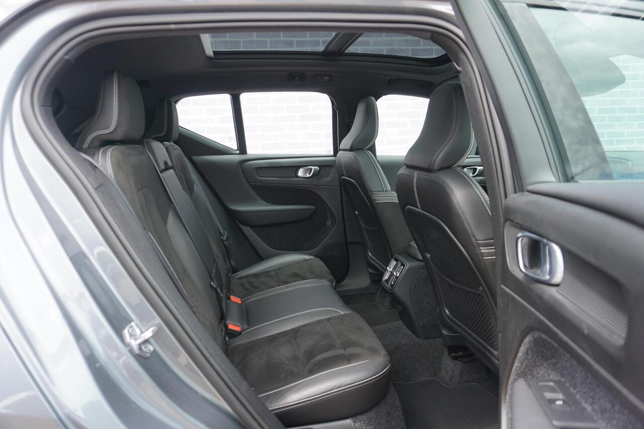 Volvo XC40 2.0 T5 AWD R-Design Intro Edition | 2100KG TREKGEWICHT | Trekhaak | Schuif/kantel panoramadak | BLIS | Keyless entry/start | Volvo on Call | Parkeercamera | Stoelverwarming | Adaptieve cruise control |