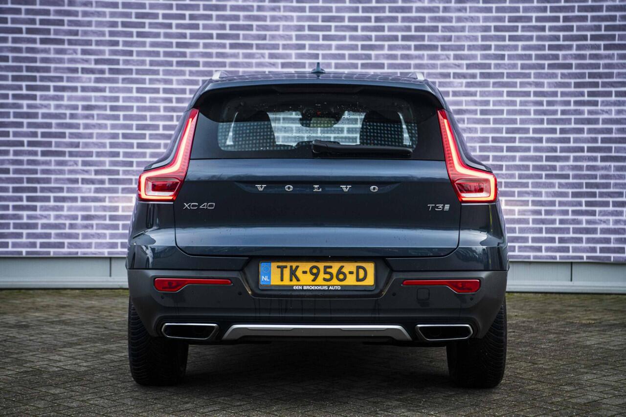 Volvo XC40 1.5 T3 Inscription | Trekhaak | Panoramisch Schuif-/kanteldak | Memory | Camera | Parkeersensoren | Leer | Stoelverwarming |