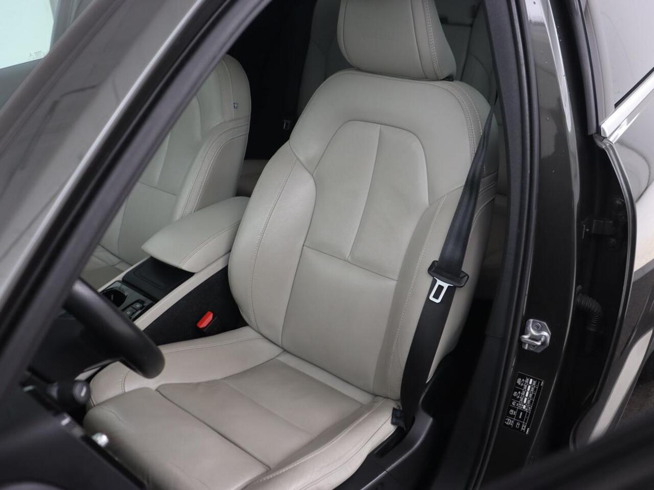 Volvo XC40 2.0 T4 Inscription | Panoramadak | Leder | Adaptive cruise | Trekhaak | Stoelverwarming | 360 Camera | Keyless | Navigatie | Full LED