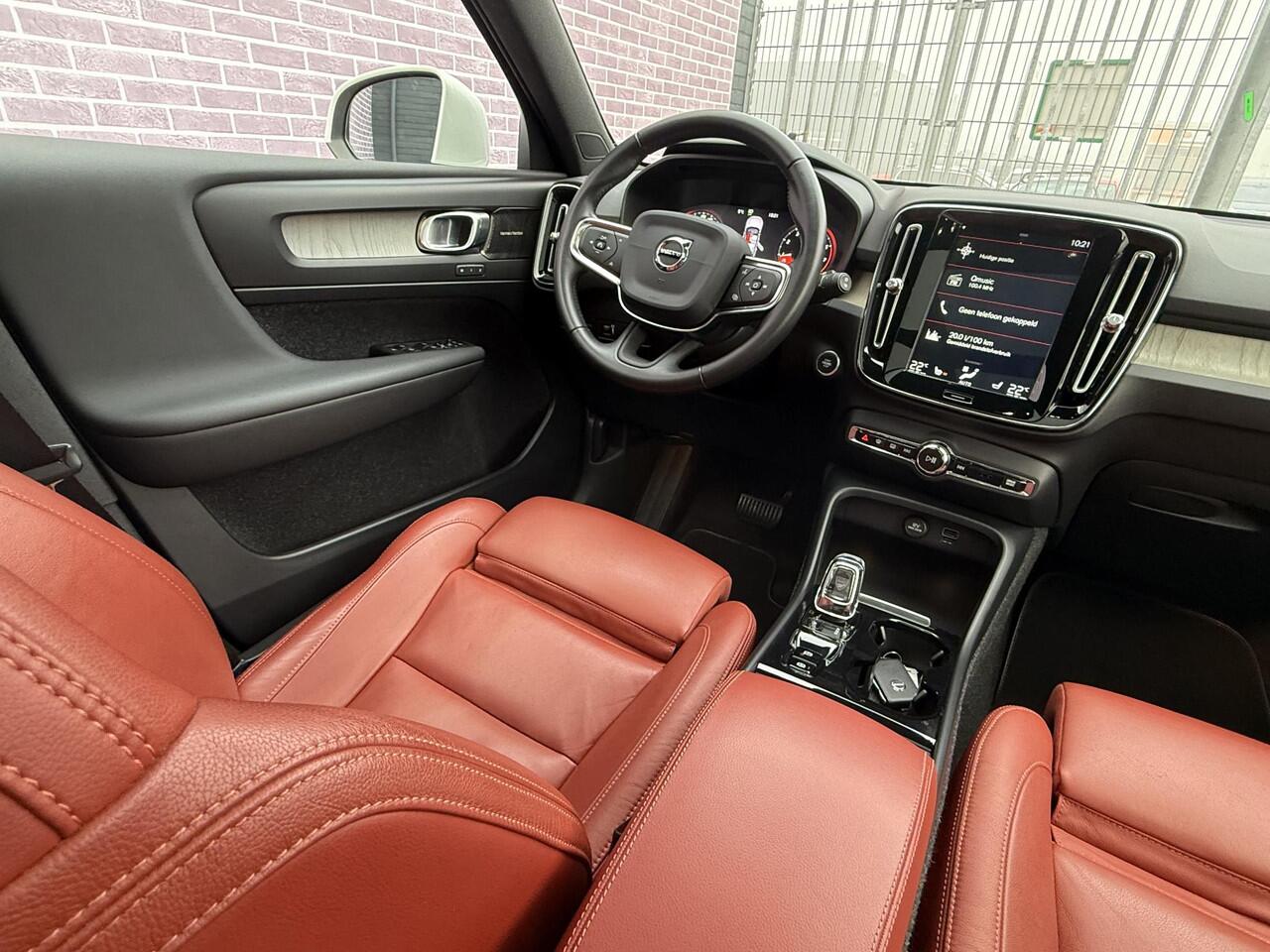 Volvo XC40 2.0 T4 Inscription | Trekhaak | Memory stoel | Schuif/kantel Panoramadak | Camera | Leder | Apple carplay/android auto | Harman/Kardon |