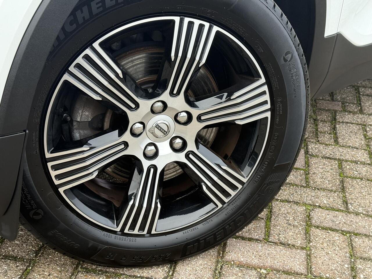 Volvo XC40 2.0 T4 Inscription | Trekhaak | Memory stoel | Schuif/kantel Panoramadak | Camera | Leder | Apple carplay/android auto | Harman/Kardon |