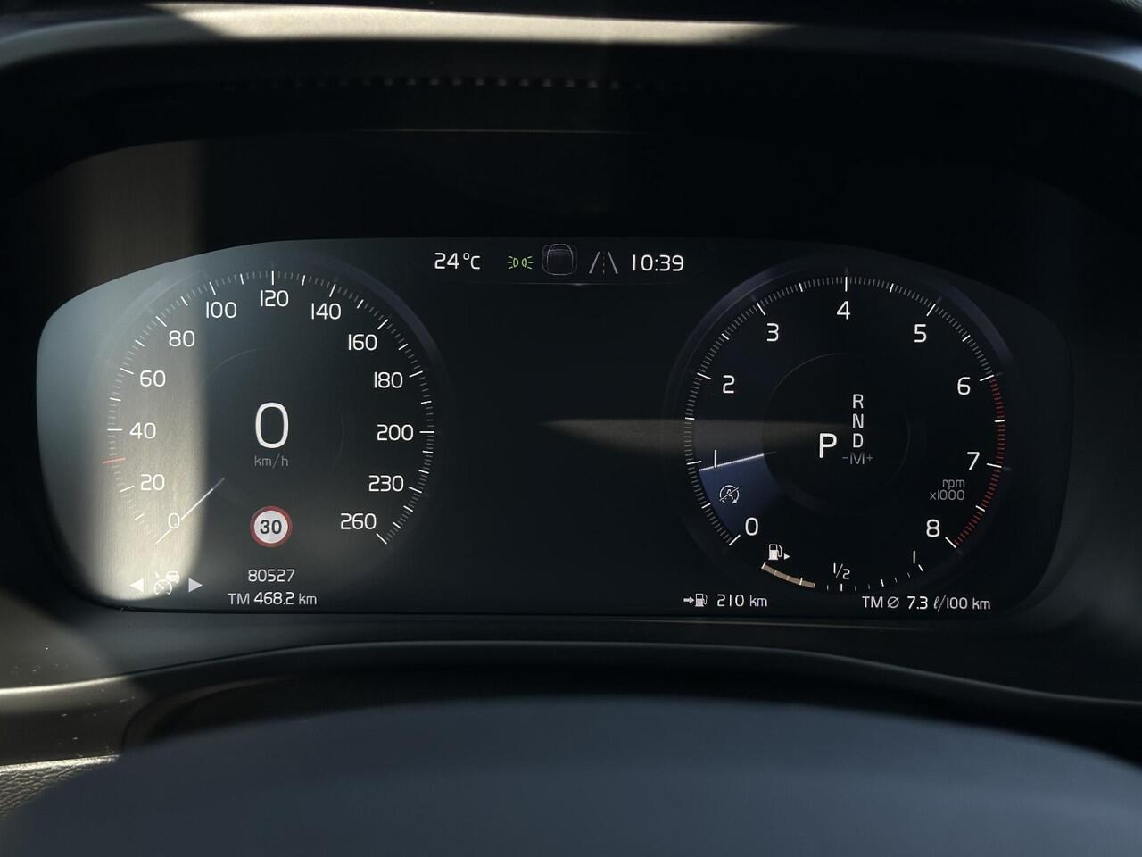 Volvo XC40 1.5 T3 R-Design Automaat, Panoramadak, Trekhaak semi elektrisch inklapbaar, Driver assist, BLIS, Intellisafe, Stoelverwarming, Stuurverwarming