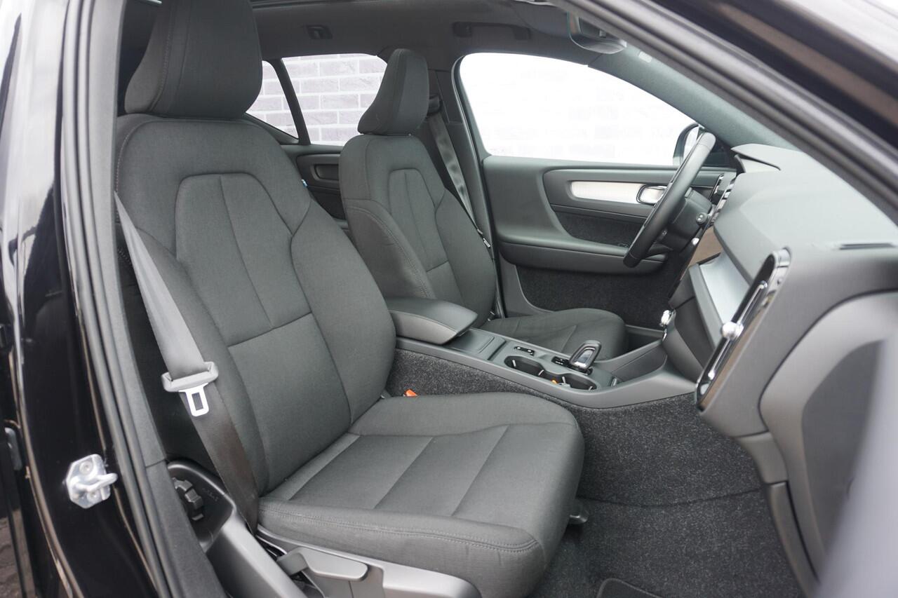 Volvo XC40 1.5 T3 Momentum Pro | Panorama-schuifdak | Camera | Harman & Kardon | LED Koplampen | Zwarte Hemel |