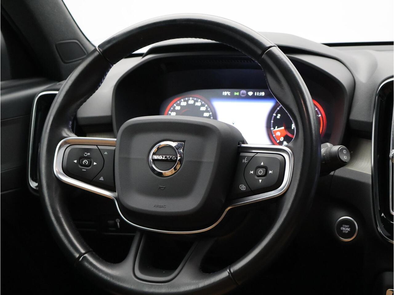 Volvo XC40 T5 AWD Inscription / Panoramisch Dak / Trekhaak / 360gr Camera / Elek. Verstelbare Stoelen / BLIS / Keyless / All Season Banden /