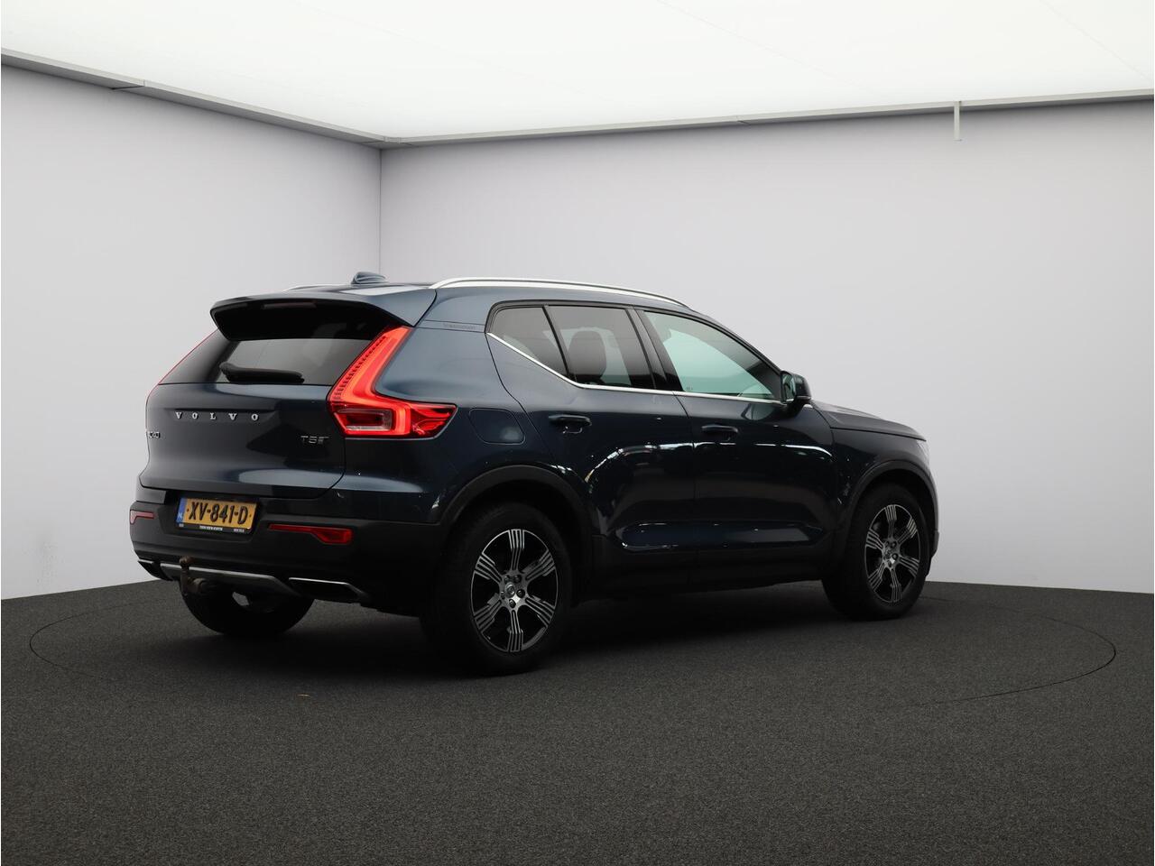 Volvo XC40 T5 AWD Inscription / Panoramisch Dak / Trekhaak / 360gr Camera / Elek. Verstelbare Stoelen / BLIS / Keyless / All Season Banden /