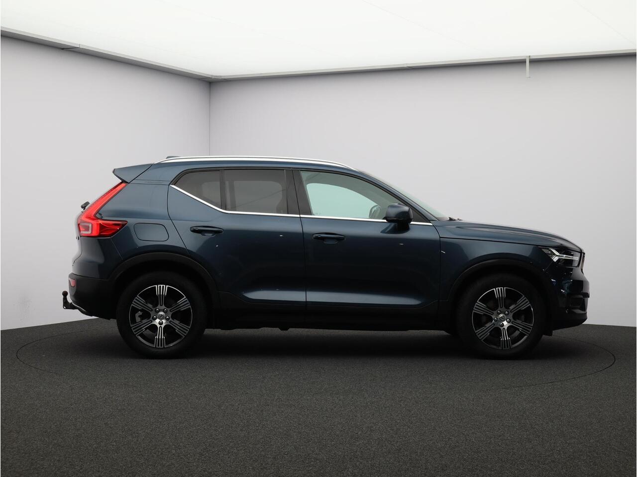 Volvo XC40 T5 AWD Inscription / Panoramisch Dak / Trekhaak / 360gr Camera / Elek. Verstelbare Stoelen / BLIS / Keyless / All Season Banden /