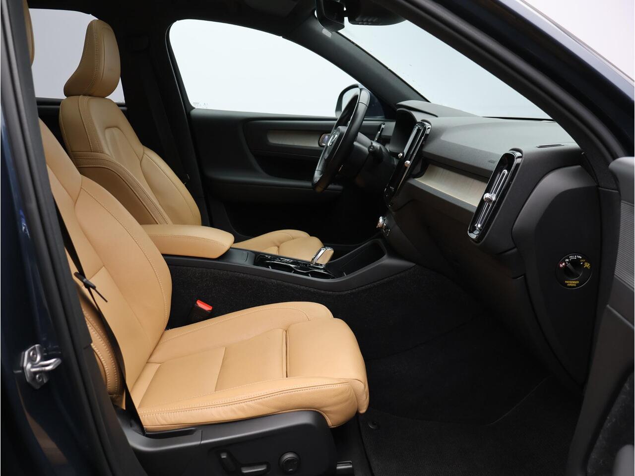 Volvo XC40 T5 AWD Inscription / Panoramisch Dak / Trekhaak / 360gr Camera / Elek. Verstelbare Stoelen / BLIS / Keyless / All Season Banden /