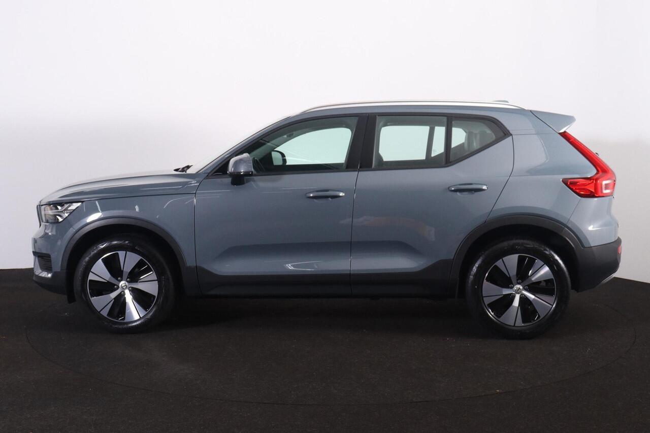 Volvo XC40 T3 Momentum Pro - Verwarmde voorstoelen, stuur & achterbank - Parkeersensoren achter - Cruise control - Standkachel - 18' LMV
