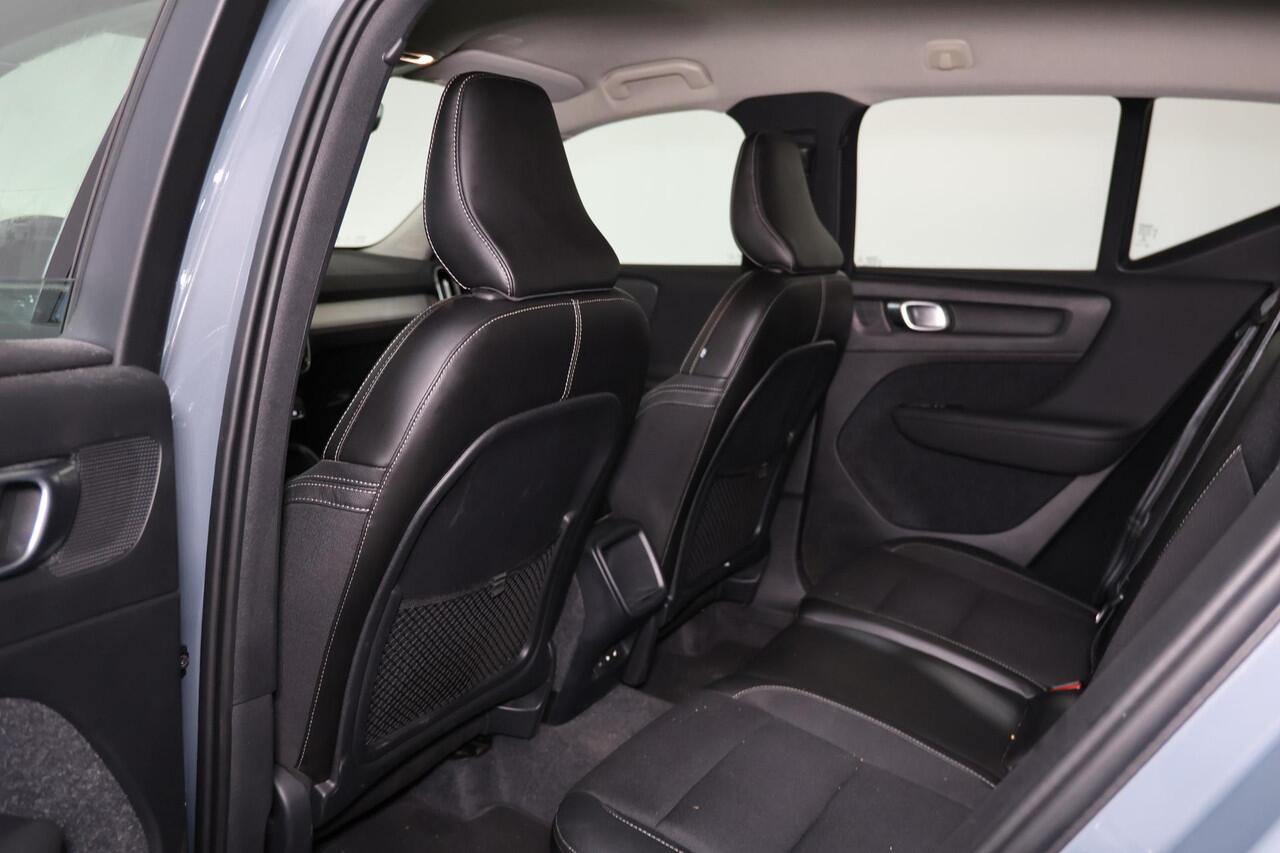 Volvo XC40 T3 Momentum Pro - Verwarmde voorstoelen, stuur & achterbank - Parkeersensoren achter - Cruise control - Standkachel - 18' LMV