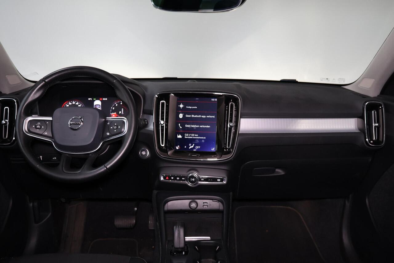Volvo XC40 T3 Momentum Pro - Verwarmde voorstoelen, stuur & achterbank - Parkeersensoren achter - Cruise control - Standkachel - 18' LMV