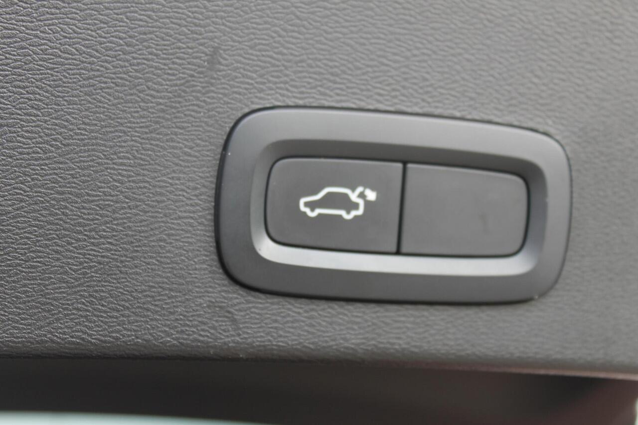 Volvo XC40 T3 163PK automaat Momentum Pro / Climate Control/ Cruise control/ elektrische achterklep/ Bluetooth/ Apple carplay/ Drive mode/ Parkeersensoren met camera/ Navigatie