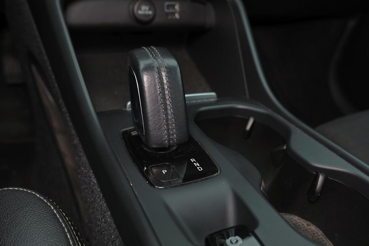 Volvo XC40 T3 Momentum Pro - Sensus Navi - Cruise Control - LED-koplampen - Climate Control - Parkeersensoren achter - Trekhaak semi elektrisch inklapbaar