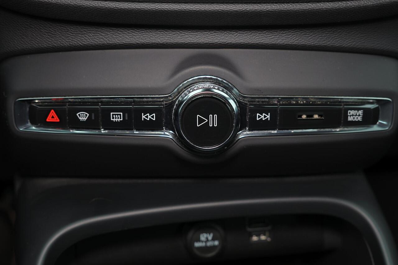 Volvo XC40 T3 Momentum Pro - Sensus Navi - Cruise Control - LED-koplampen - Climate Control - Parkeersensoren achter - Trekhaak semi elektrisch inklapbaar