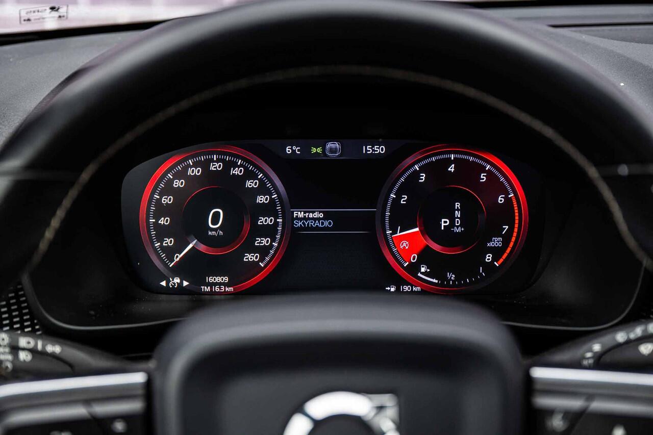 Volvo XC40 2.0 T4 R-Design | Trekhaak | Panoramadak | Adaptieve cruise control | Parkeercamera | Stoelverwarming |