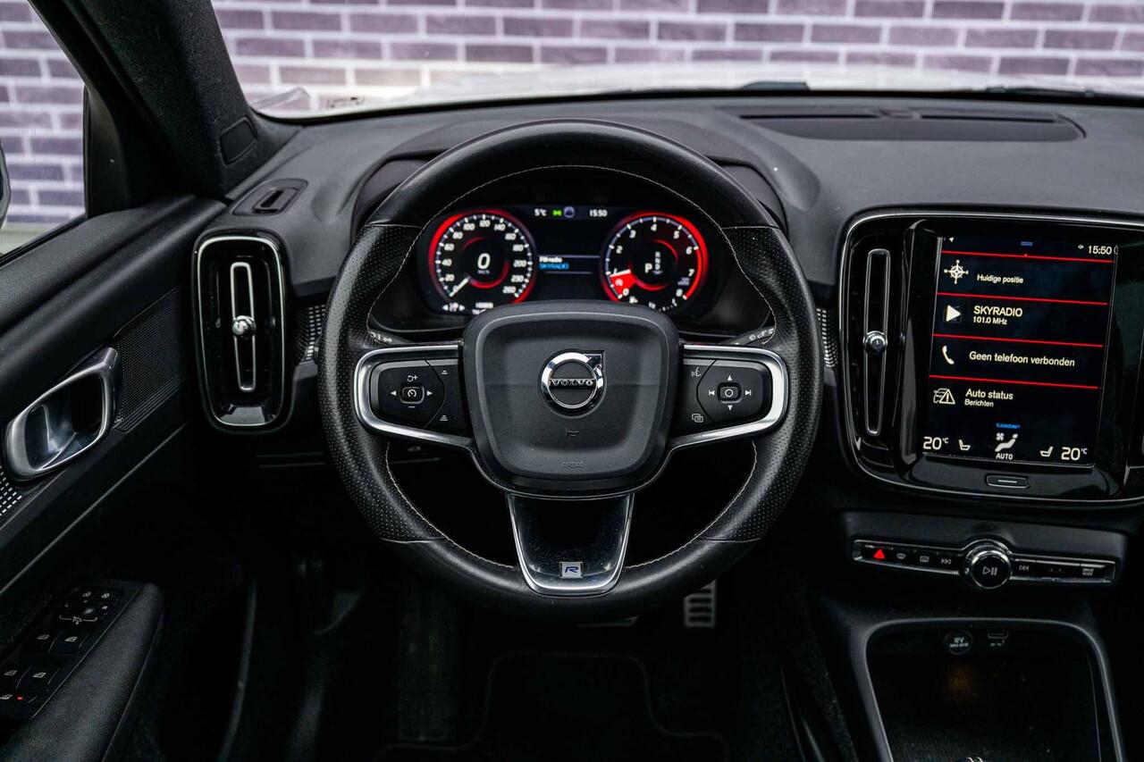 Volvo XC40 2.0 T4 R-Design | Trekhaak | Panoramadak | Adaptieve cruise control | Parkeercamera | Stoelverwarming |