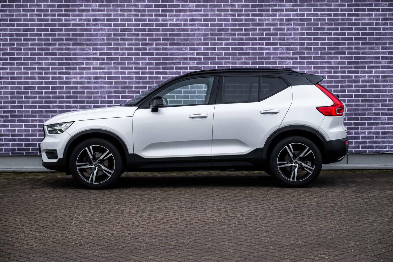 Volvo XC40 2.0 T4 R-Design | Trekhaak | Panoramadak | Adaptieve cruise control | Parkeercamera | Stoelverwarming |