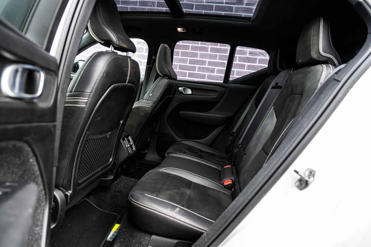 Volvo XC40 2.0 T4 R-Design | Trekhaak | Panoramadak | Adaptieve cruise control | Parkeercamera | Stoelverwarming |