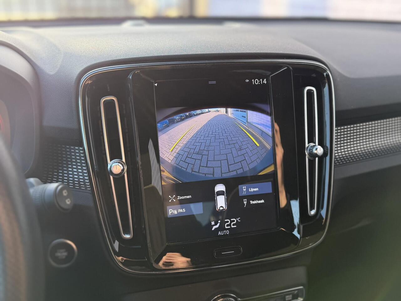 Volvo XC40 T4 R-Design Aut | Cruise Control | Trekhaak 1800 kg | Half Lederen Bekleding | Parkeersensoren V + A | Parkeercamera |