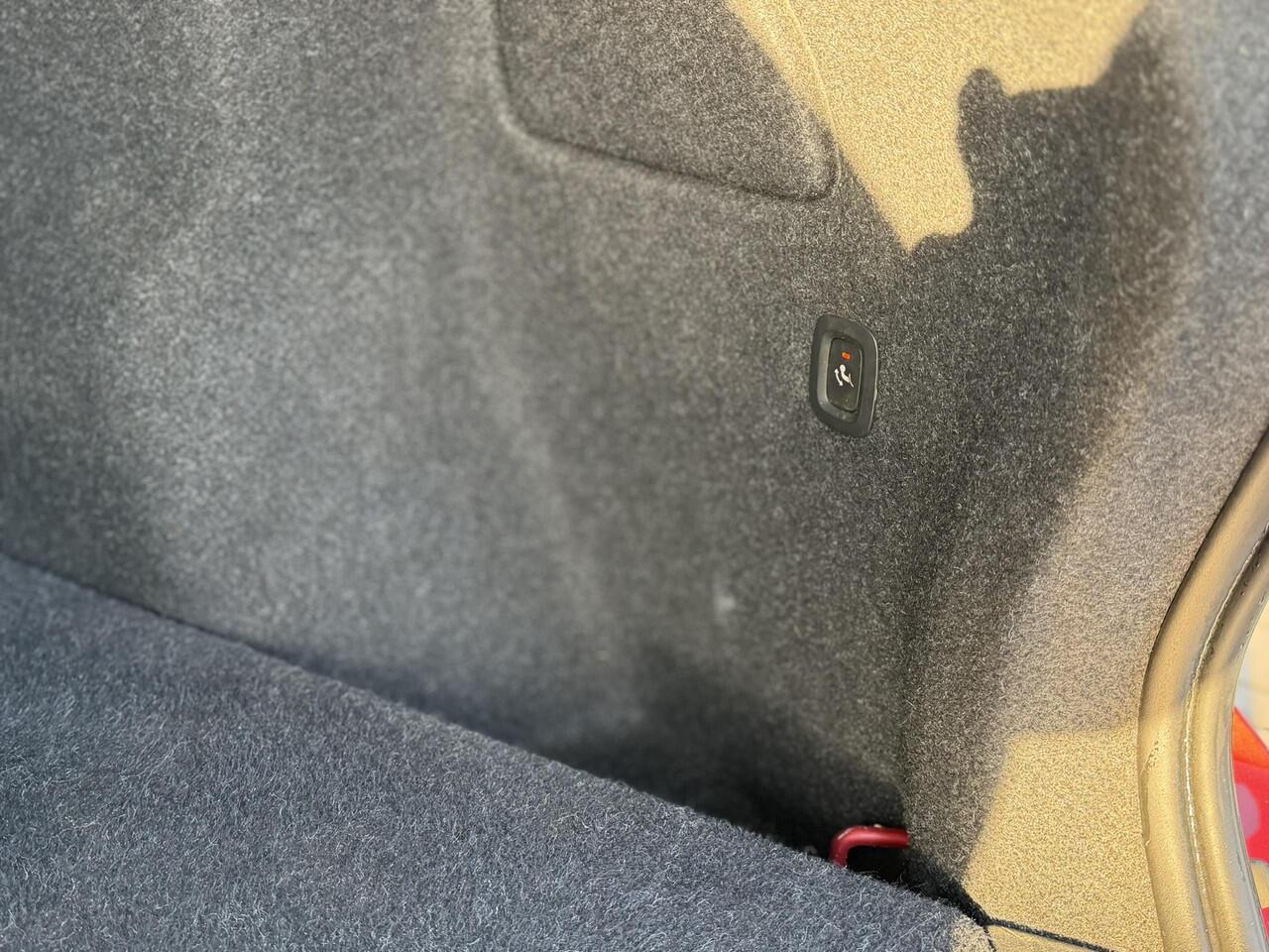 Volvo XC40 T4 R-Design Aut | Cruise Control | Trekhaak 1800 kg | Half Lederen Bekleding | Parkeersensoren V + A | Parkeercamera |