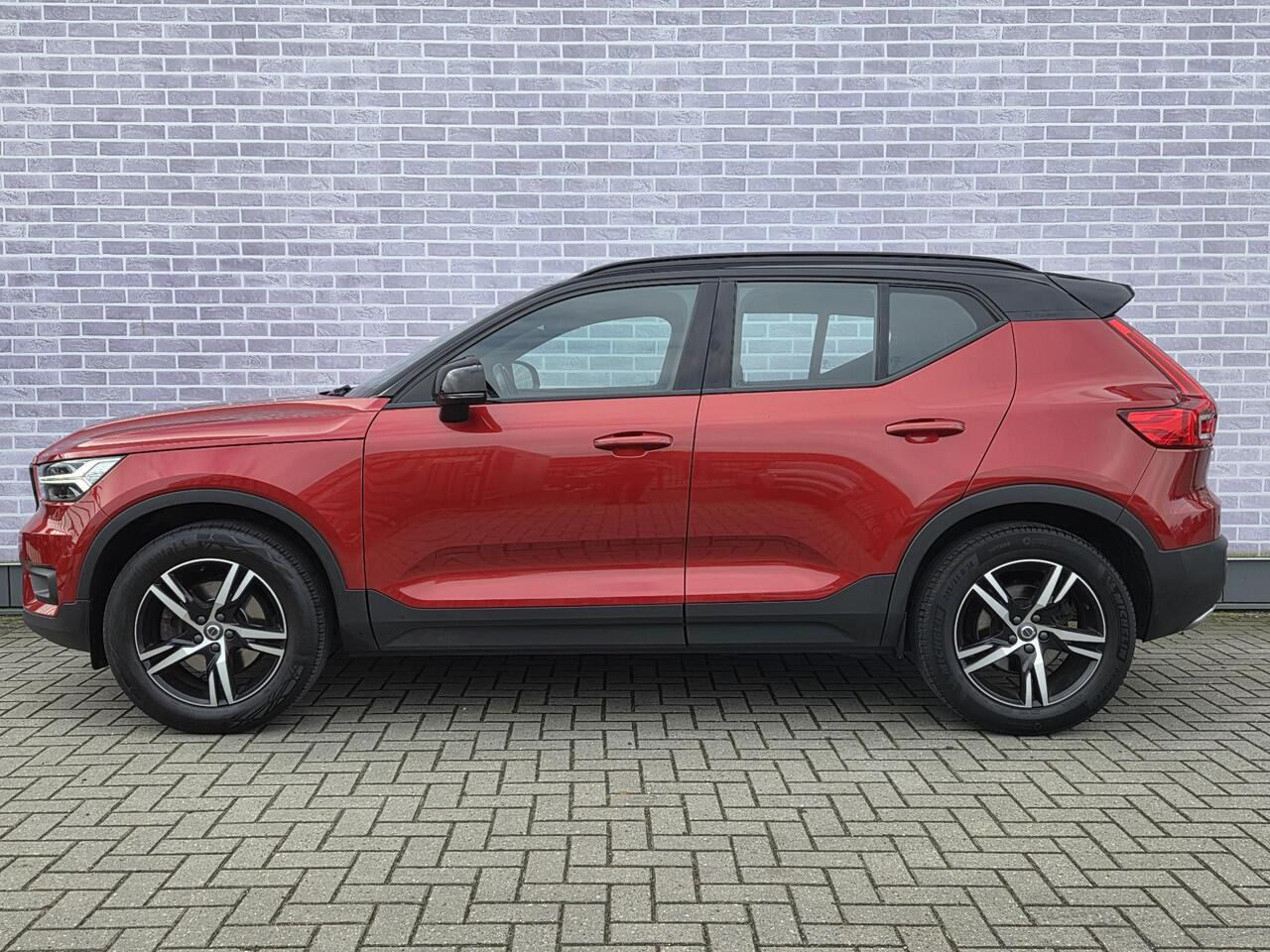 Volvo XC40 T4 R-Design Aut | Cruise Control | Trekhaak 1800 kg | Half Lederen Bekleding | Parkeersensoren V + A | Parkeercamera |