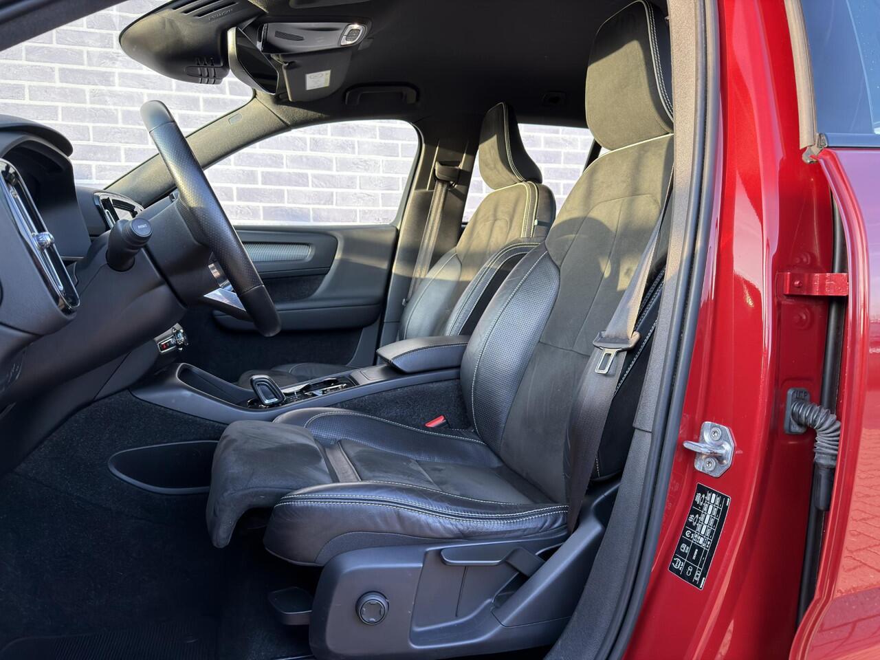 Volvo XC40 T4 R-Design Aut | Cruise Control | Trekhaak 1800 kg | Half Lederen Bekleding | Parkeersensoren V + A | Parkeercamera |