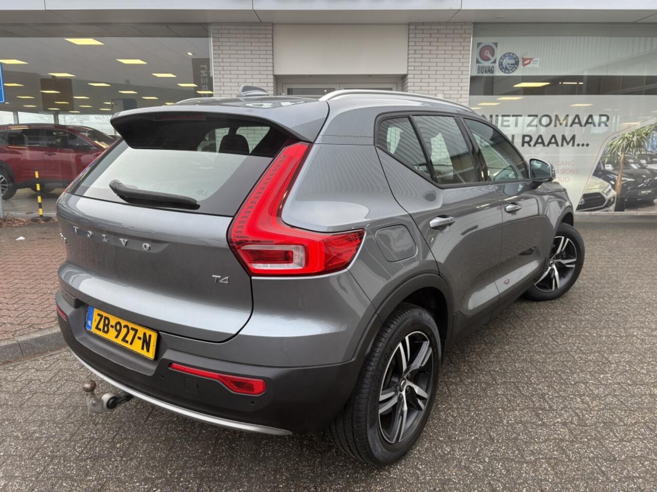 Volvo XC40 2.0 T4 Momentum | Trekhaak | Sensoren V/A | Stoelverw. |